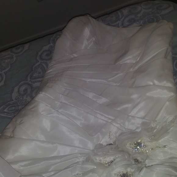 Wedding dress by Sotera Midgley - Picture 2 of 7